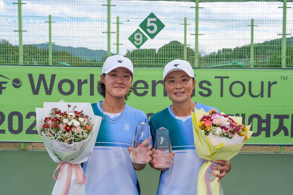 '복식의 달인' 김나리, 2주 연속으로 W15 영월대회 복식 제패 - 뉴스 썸네일 이미지